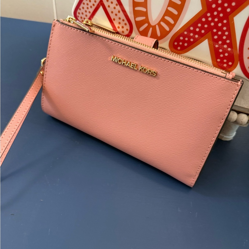 Michael Kors Wristlet light pink, used once! Like new!
